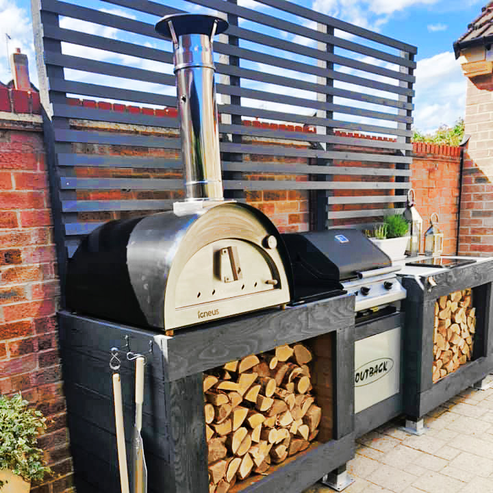 Igneus Classico wood fired garden pizza oven in garden
