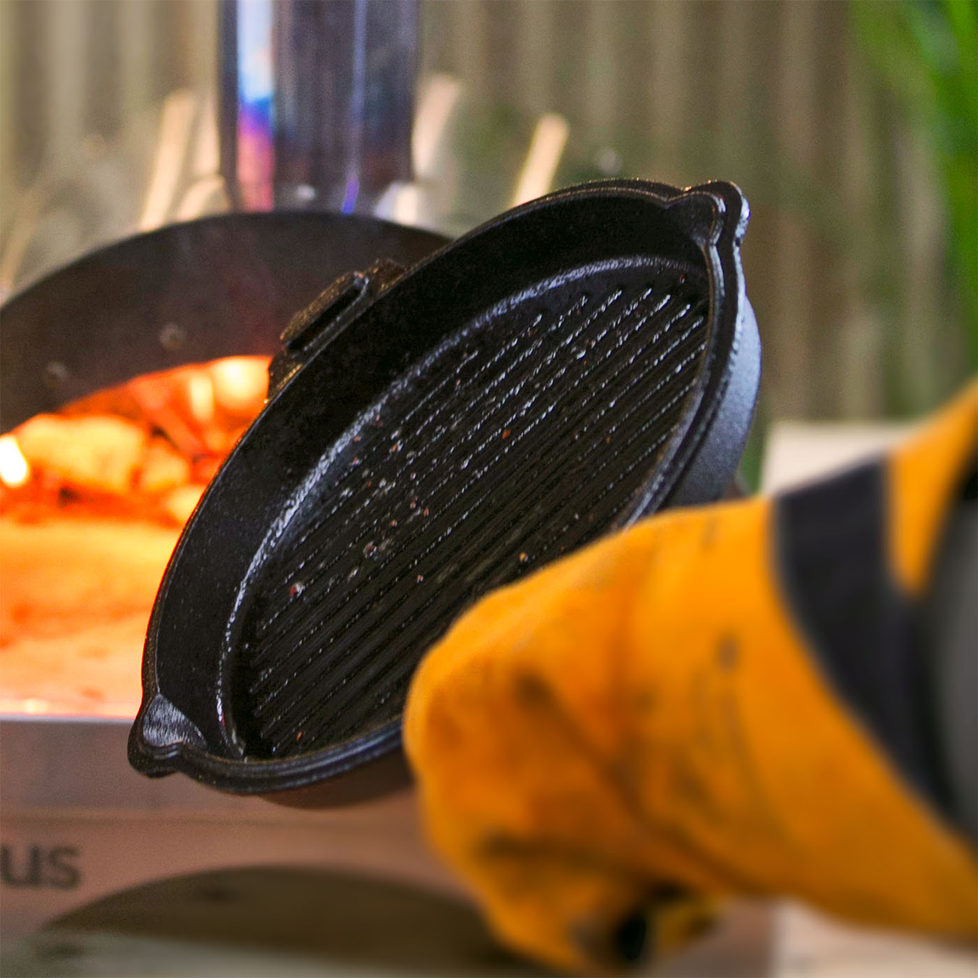 Igneus 2 part cast iron pan set - Igneus wood fired pizza ovens 2 part set -