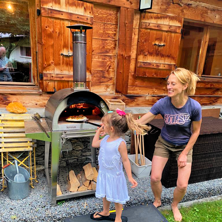 Igneus Classico wood fired pizza oven with stand