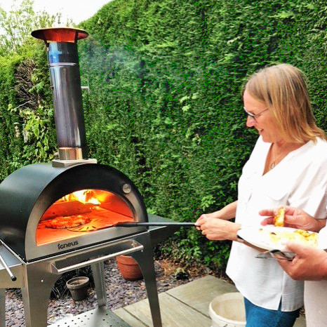 Igneus Classico wood fired pizza oven with stand