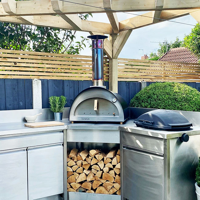 Igneus Classico wood fired garden pizza oven in garden