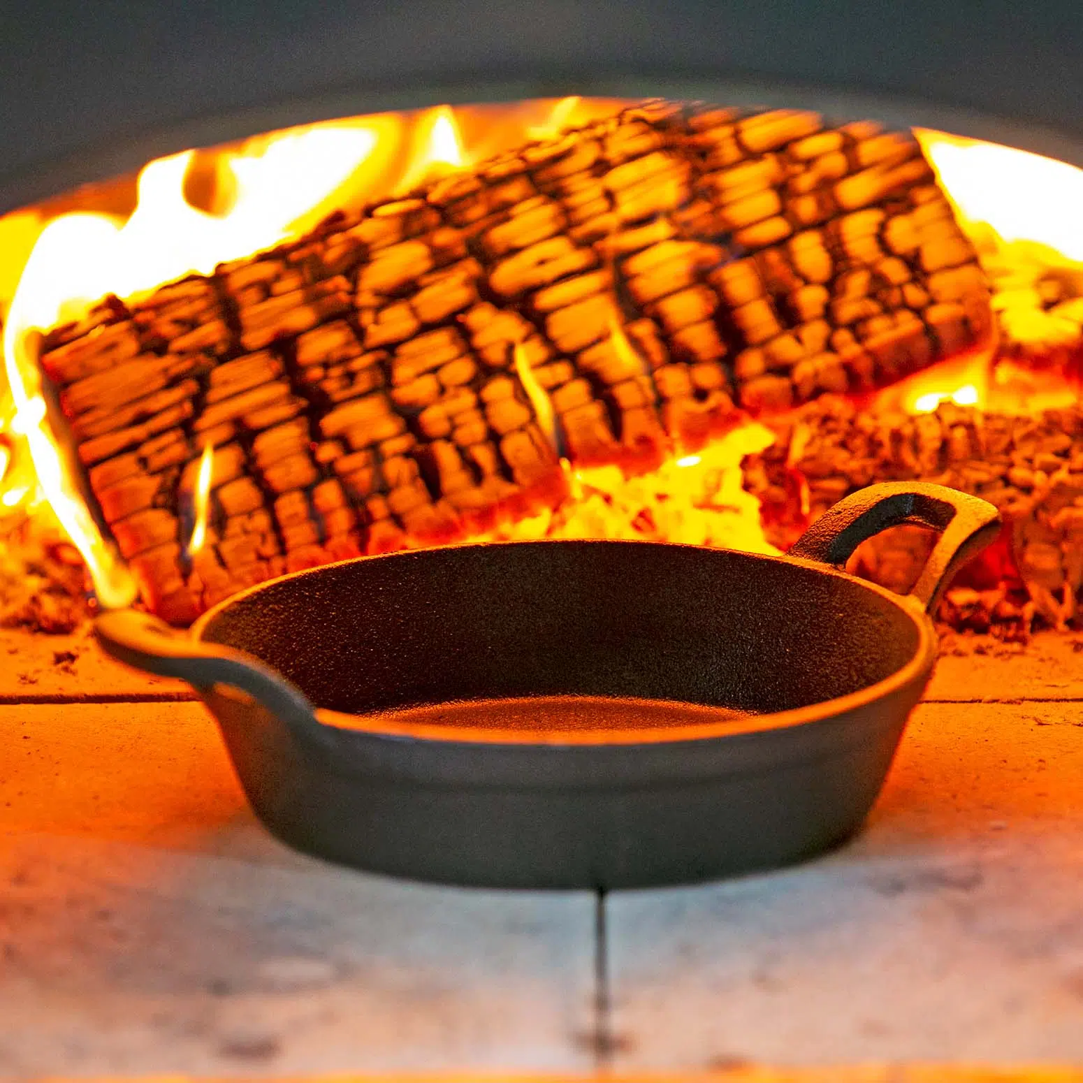 Igneus Pro Cast Iron Sizzler Pan with wooden serving board -