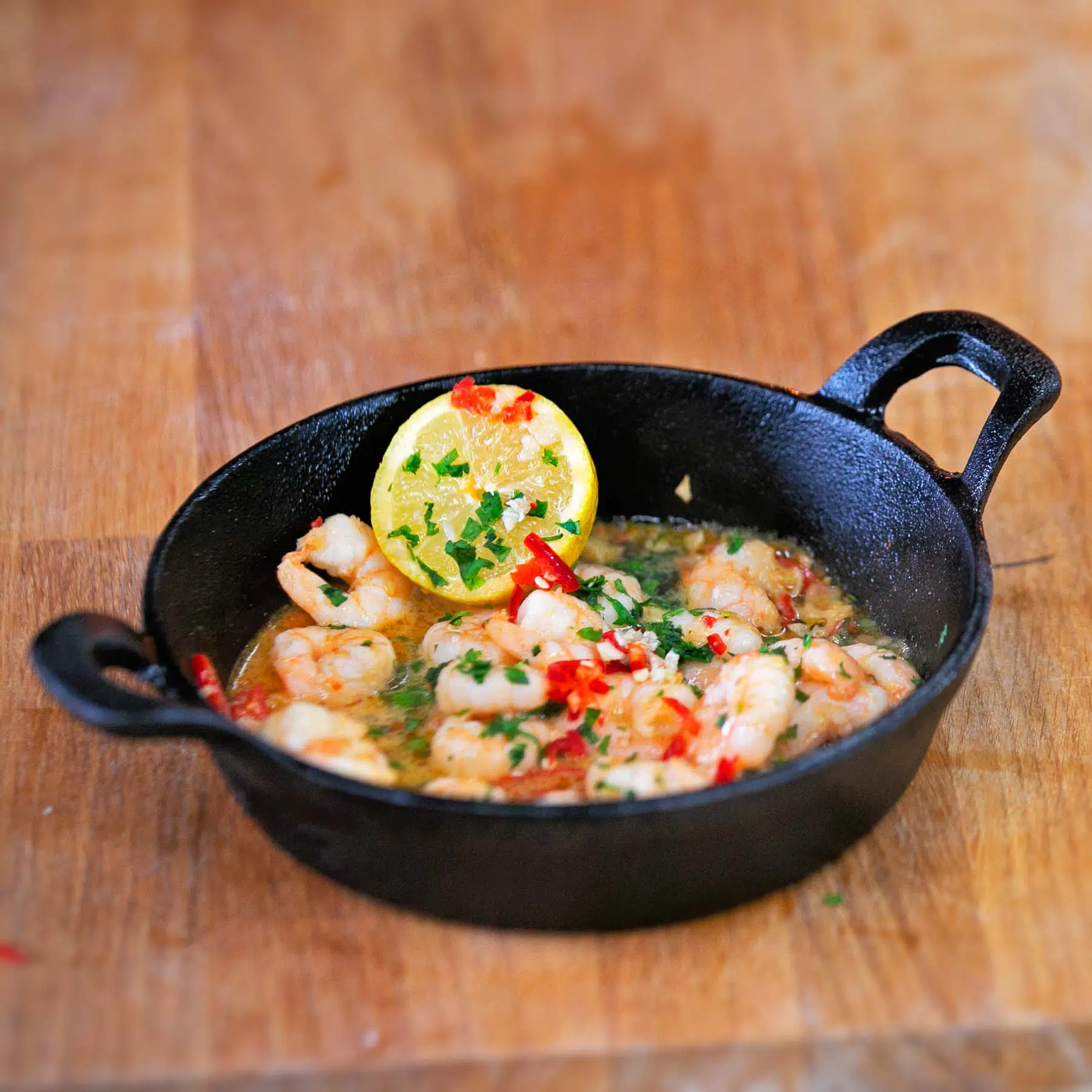 Igneus Pro Cast Iron Sizzler Pan with wooden serving board -